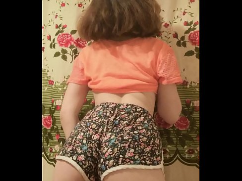 ❤️ سيڪسي نوجوان بيبي پنهنجي شارٽس کي ڪئميرا تي هٽائيندي ❤️ معياري فحش