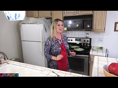 ❤️ Stepmom هن جي تاريخ کان اڳ باورچی خانه ۾ کيس کير پيارڻ ❤️ معياري فحش