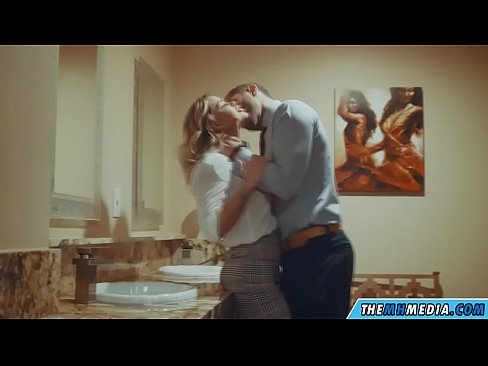 ❤️ جڏهن هڪ busty سنهري اوھان کي هڪ عوامي آرام روم ۾ seduces ❤️ معياري فحش